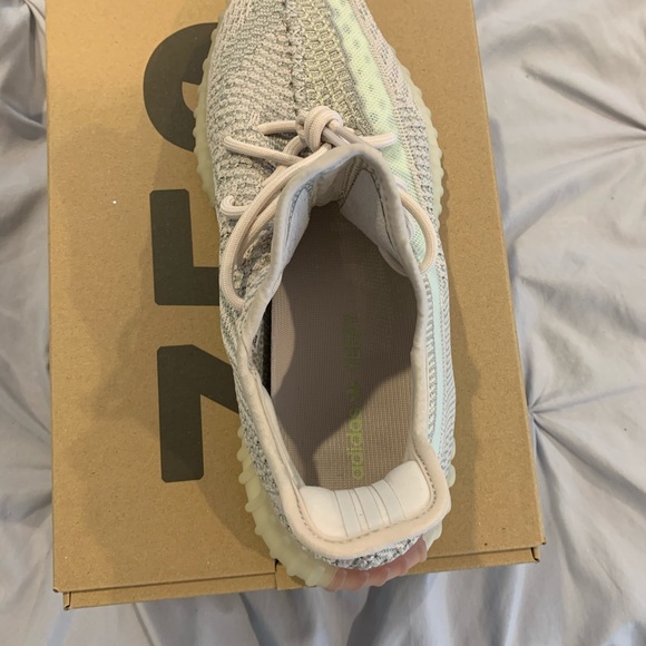 Yeezy Boost 350 V2 Citrin - Picture 2 of 6